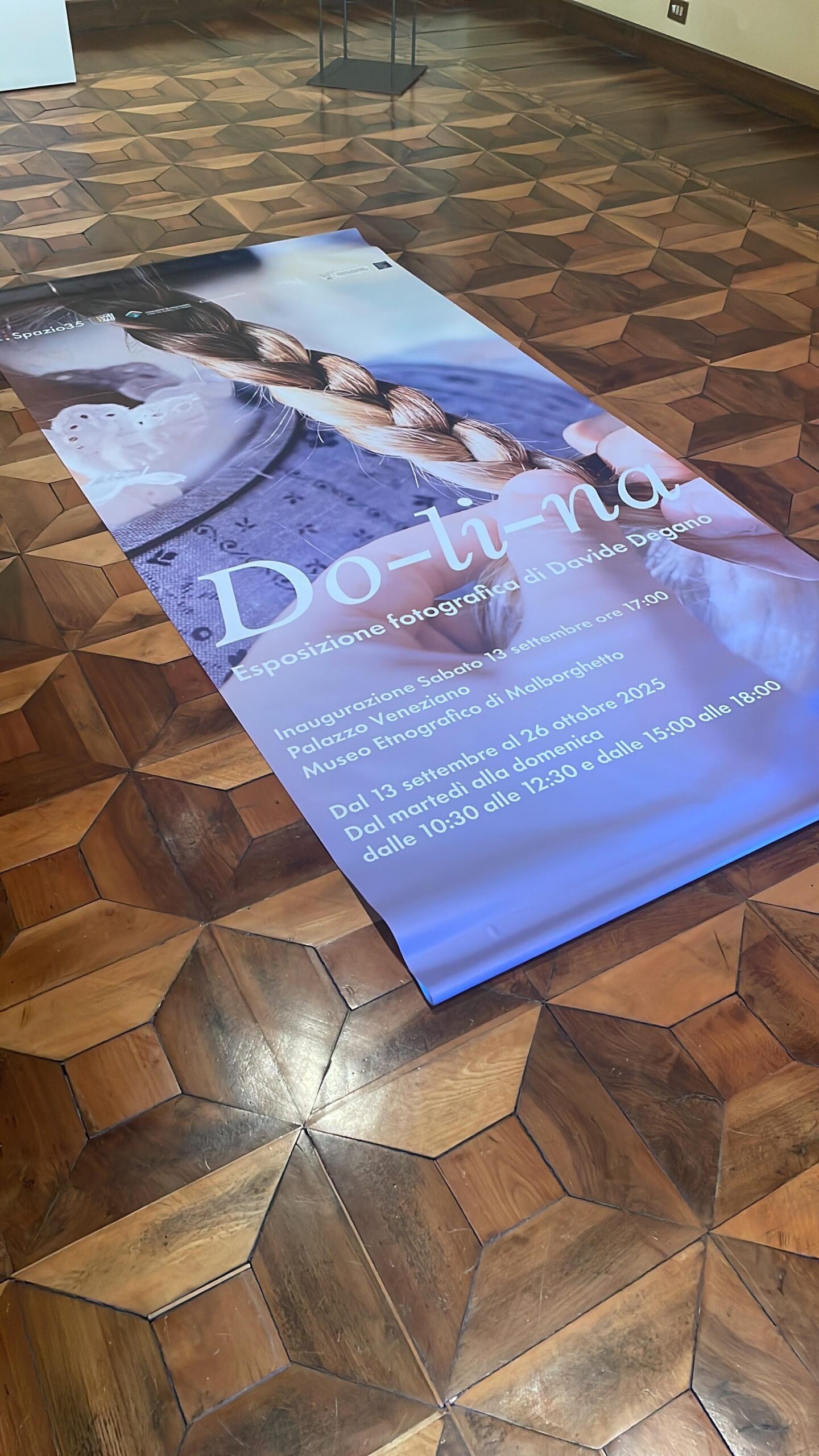 Do-li-na — stampa del banner in fase di allestimento