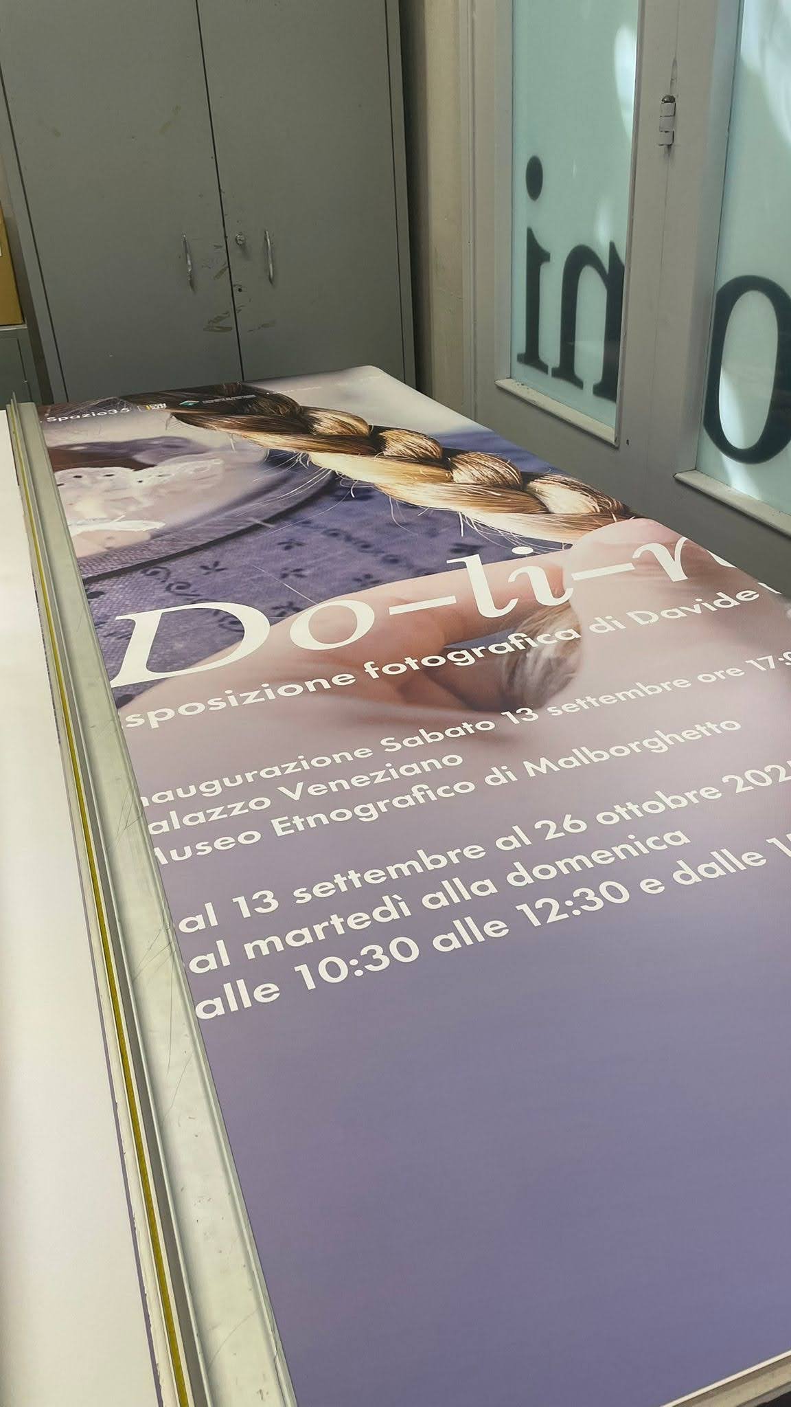 Do-li-na — dettaglio del banner in fase di allestimento